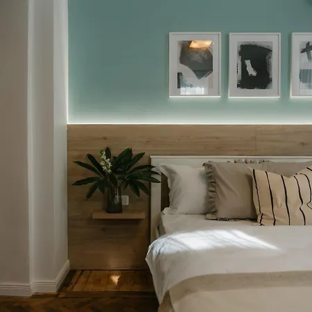 Bed & Breakfast Black Habit Boekarest